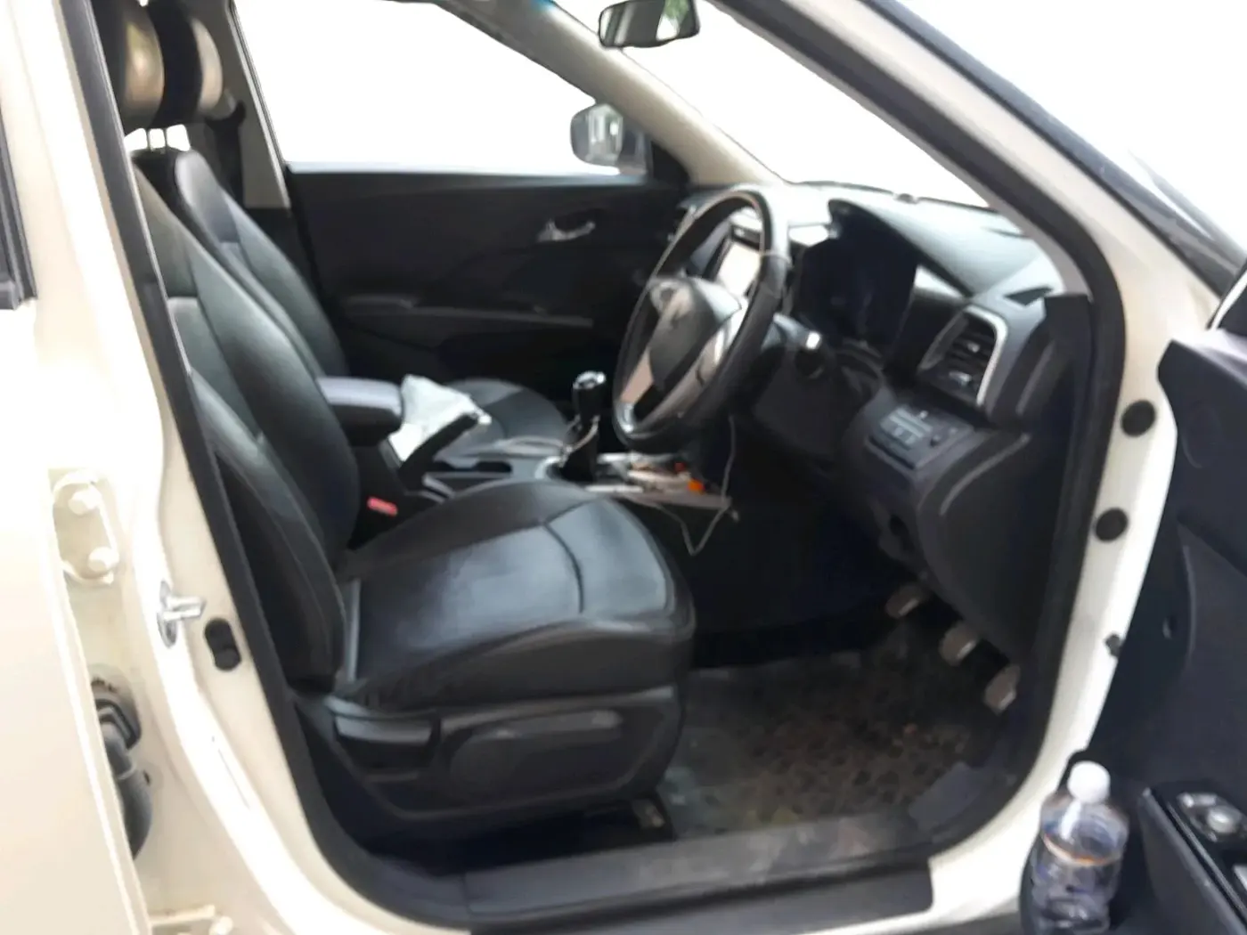 2022 Mahindra XUV300 W8 (O) 1.2 PETROL, Petrol, Manual, 29,560 km, interior