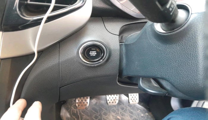 2022 Mahindra XUV300 W8 (O) 1.2 PETROL, Petrol, Manual, 29,560 km, interior