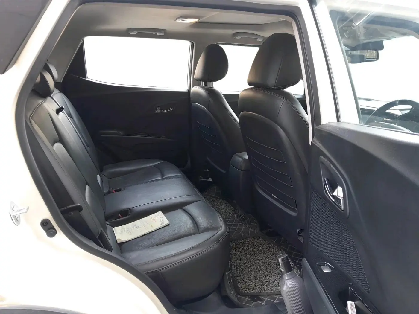 2022 Mahindra XUV300 W8 (O) 1.2 PETROL, Petrol, Manual, 29,560 km, interior