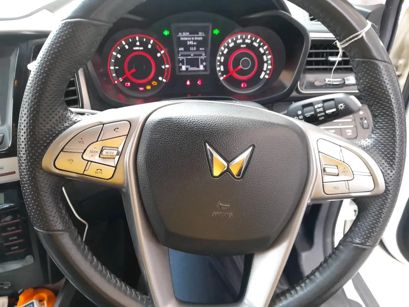 2022 Mahindra XUV300 W8 (O) 1.2 PETROL, Petrol, Manual, 29,560 km, interior