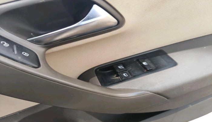 2011 Volkswagen Vento HIGHLINE 1.6 MPI, Petrol, Manual, 50,060 km, interior