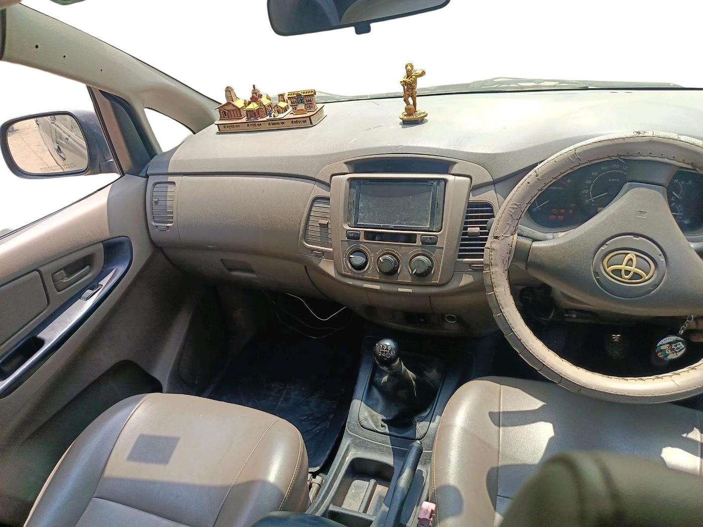 2011 Toyota Innova 2.5 E 7 STR, Diesel, Manual, 2,76,380 km, interior