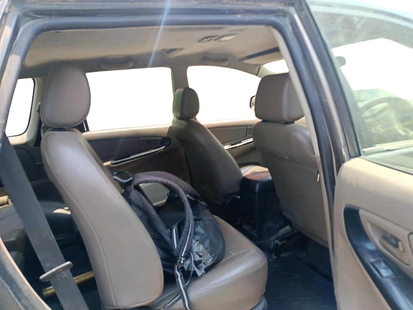 2011 Toyota Innova 2.5 E 7 STR, Diesel, Manual, 2,76,380 km, interior