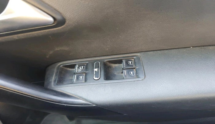 2016 Volkswagen Polo COMFORTLINE 1.2L, Petrol, Manual, 1,15,730 km, interior