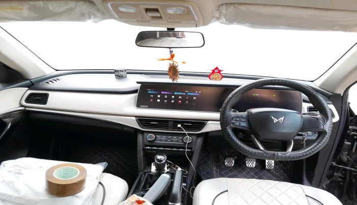 2022 Mahindra XUV700 AX 5 D MT 7 STR, Diesel, Manual, 53,653 km, interior