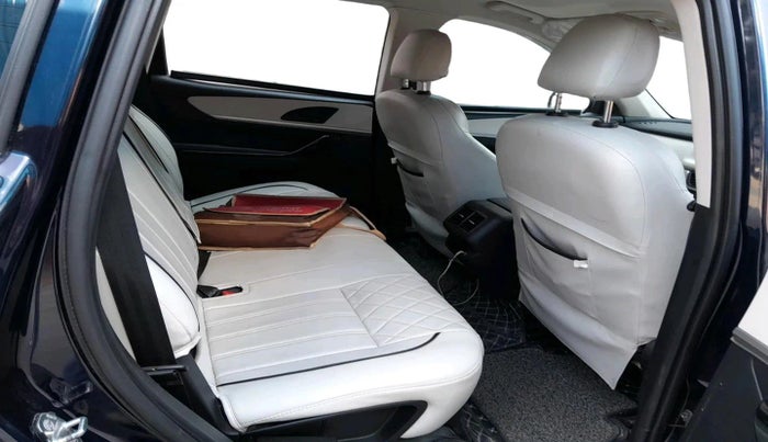 2022 Mahindra XUV700 AX 5 D MT 7 STR, Diesel, Manual, 53,653 km, interior