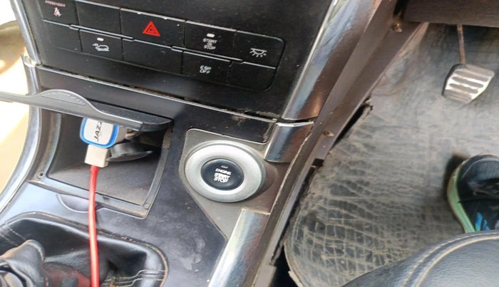 2016 Mahindra XUV500 W10, Diesel, Manual, 1,41,137 km, interior