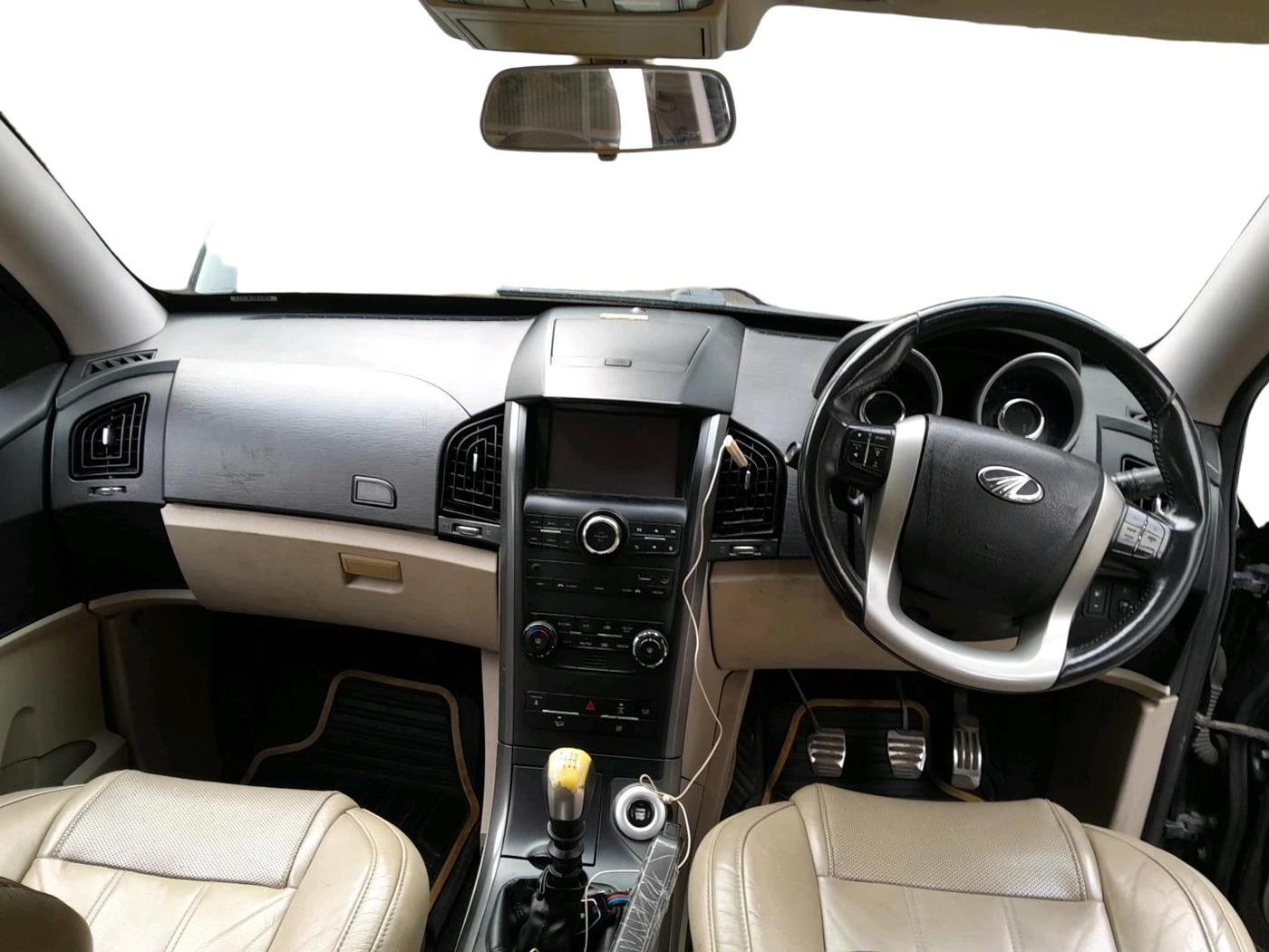 2018 Mahindra XUV500 W10 1.99, Diesel, Manual, 1,68,174 km, interior