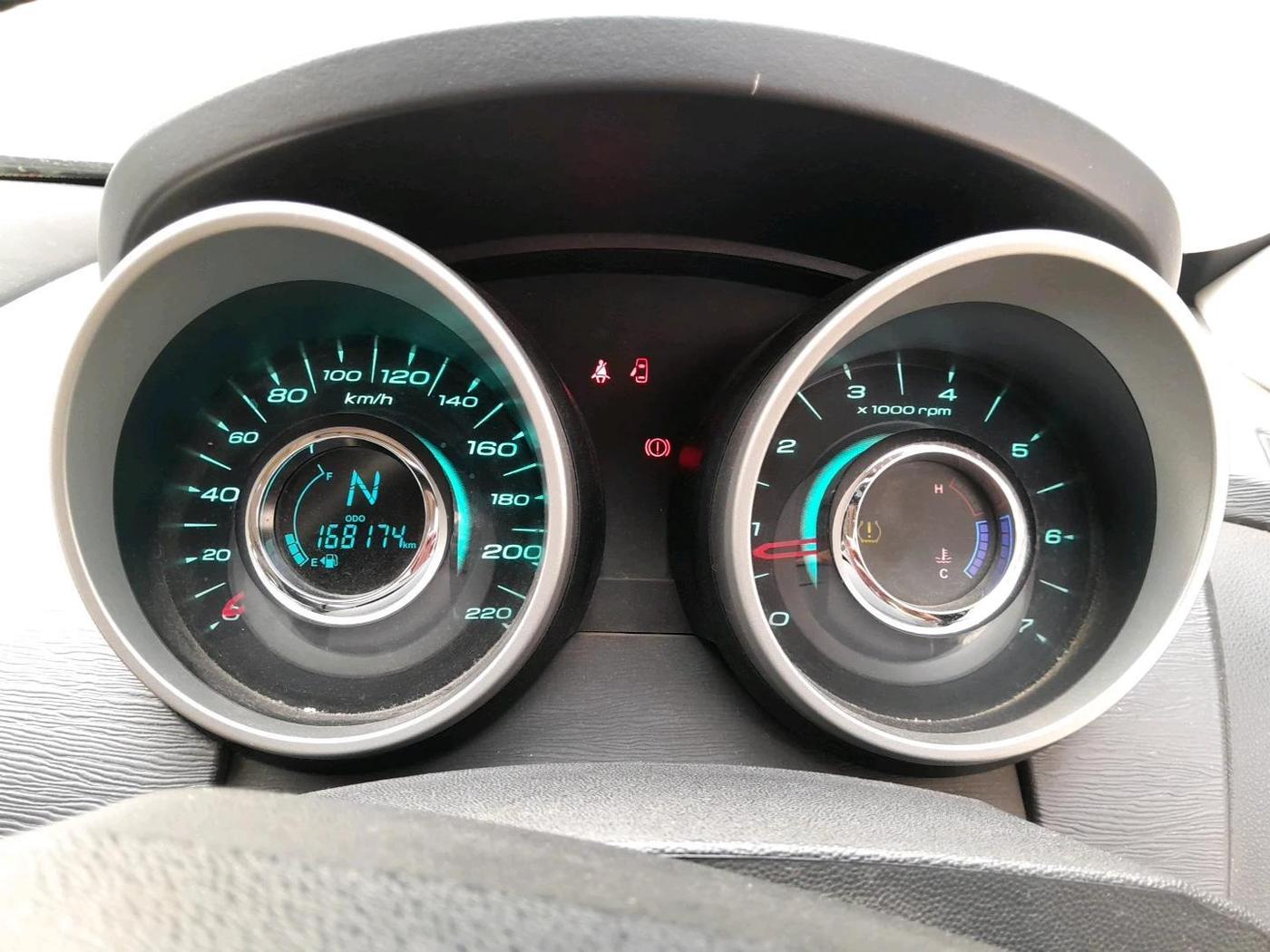 2018 Mahindra XUV500 W10 1.99, Diesel, Manual, 1,68,174 km, interior
