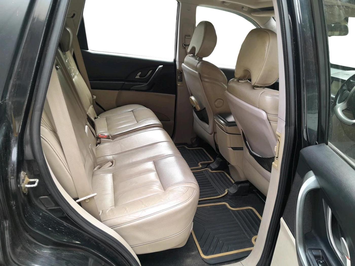 2018 Mahindra XUV500 W10 1.99, Diesel, Manual, 1,68,174 km, interior
