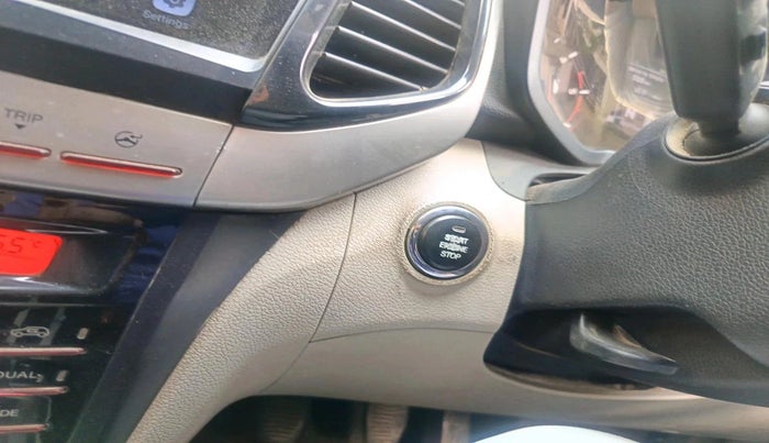 2019 Mahindra XUV300 W8 1.5 DIESEL, Diesel, Manual, 95,970 km, interior