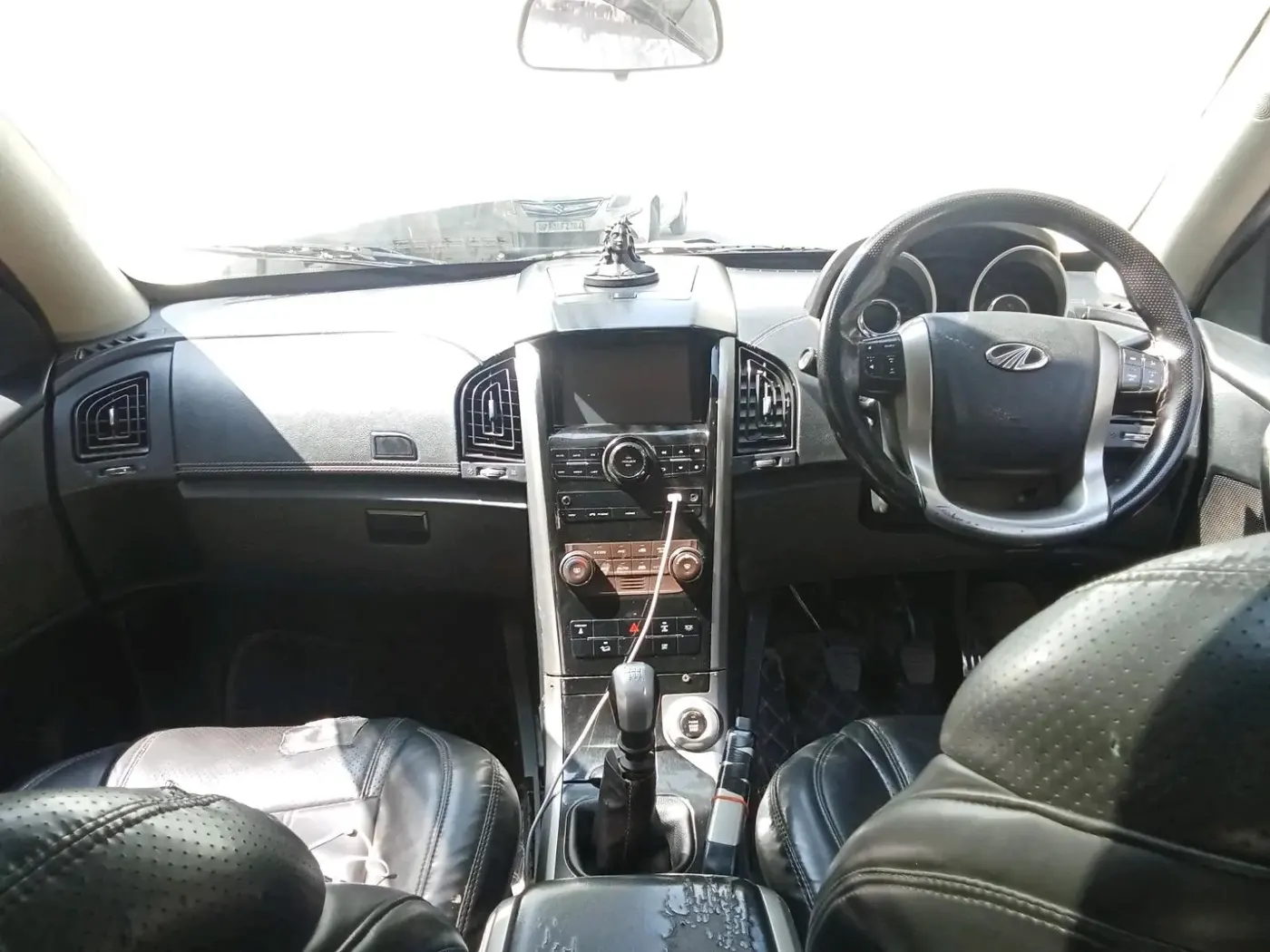 2018 Mahindra XUV500 W11, Diesel, Manual, 1,49,275 km, interior