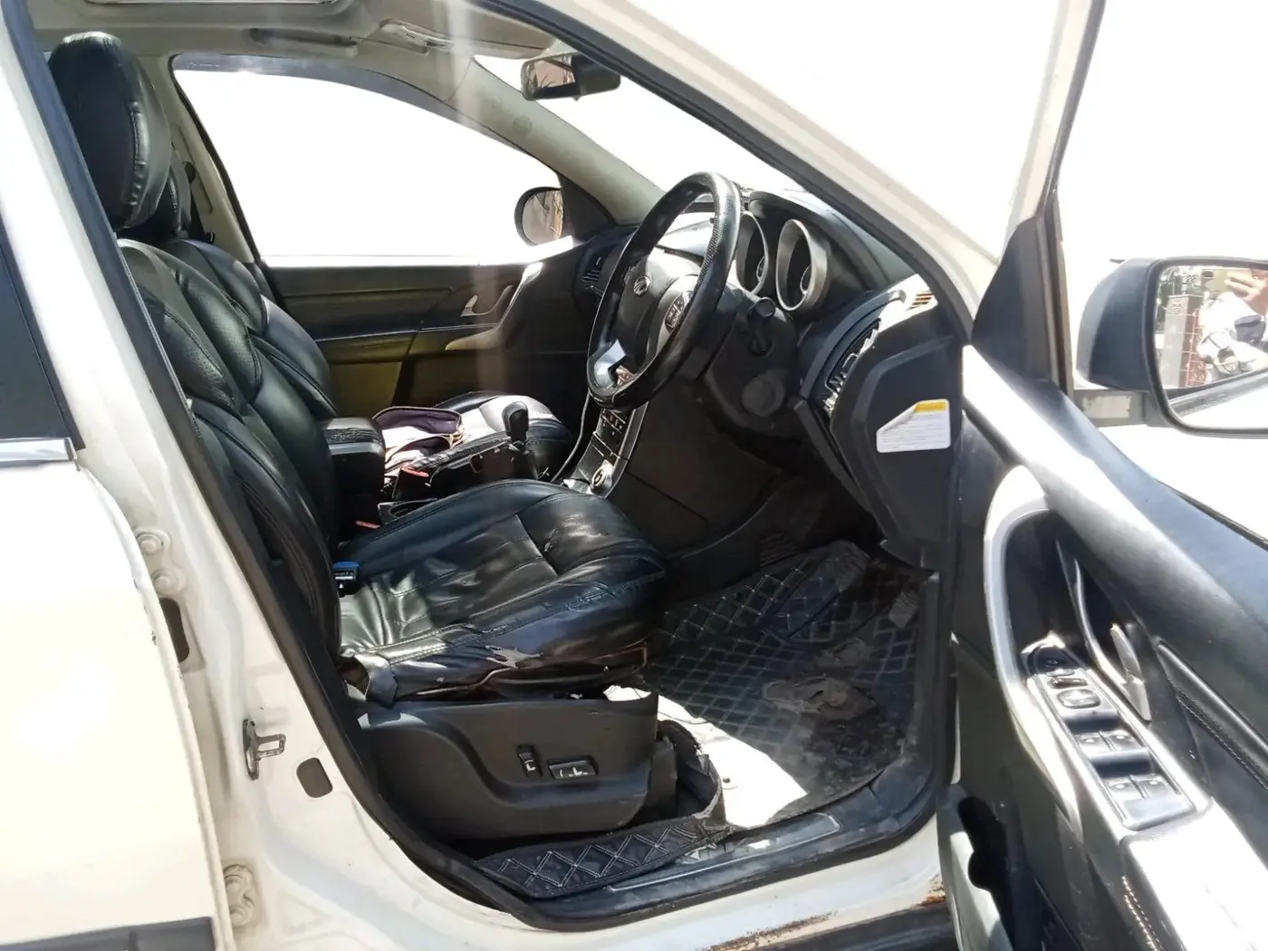 2018 Mahindra XUV500 W11, Diesel, Manual, 1,49,275 km, interior