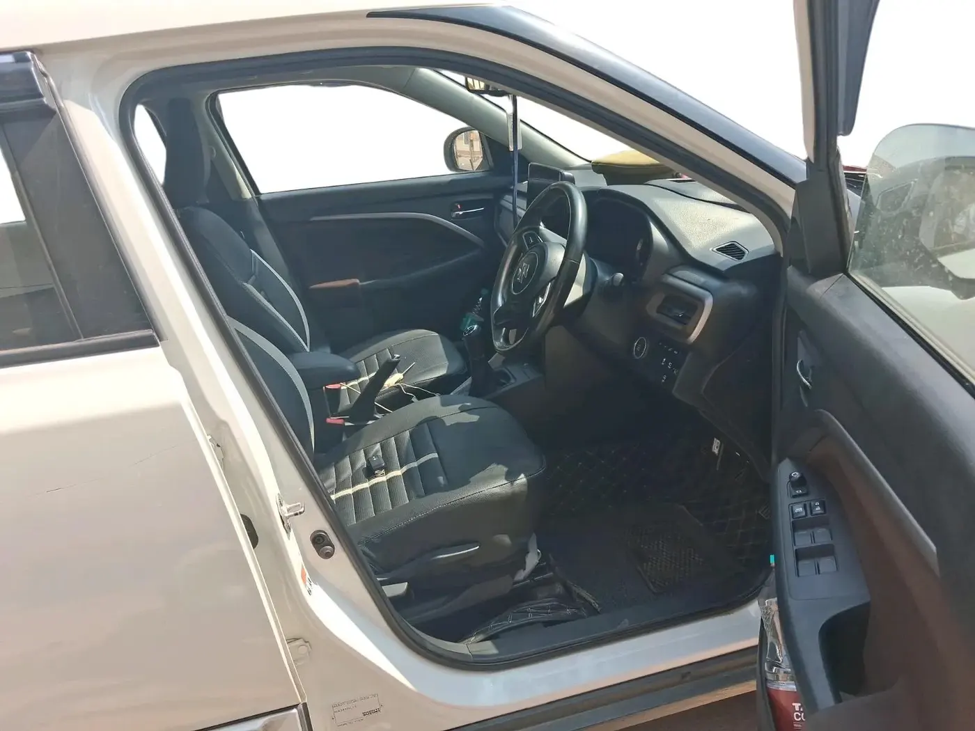 2023 Maruti BREZZA ZXI + SMART HYBRID, Petrol, Manual, 22,283 km, interior
