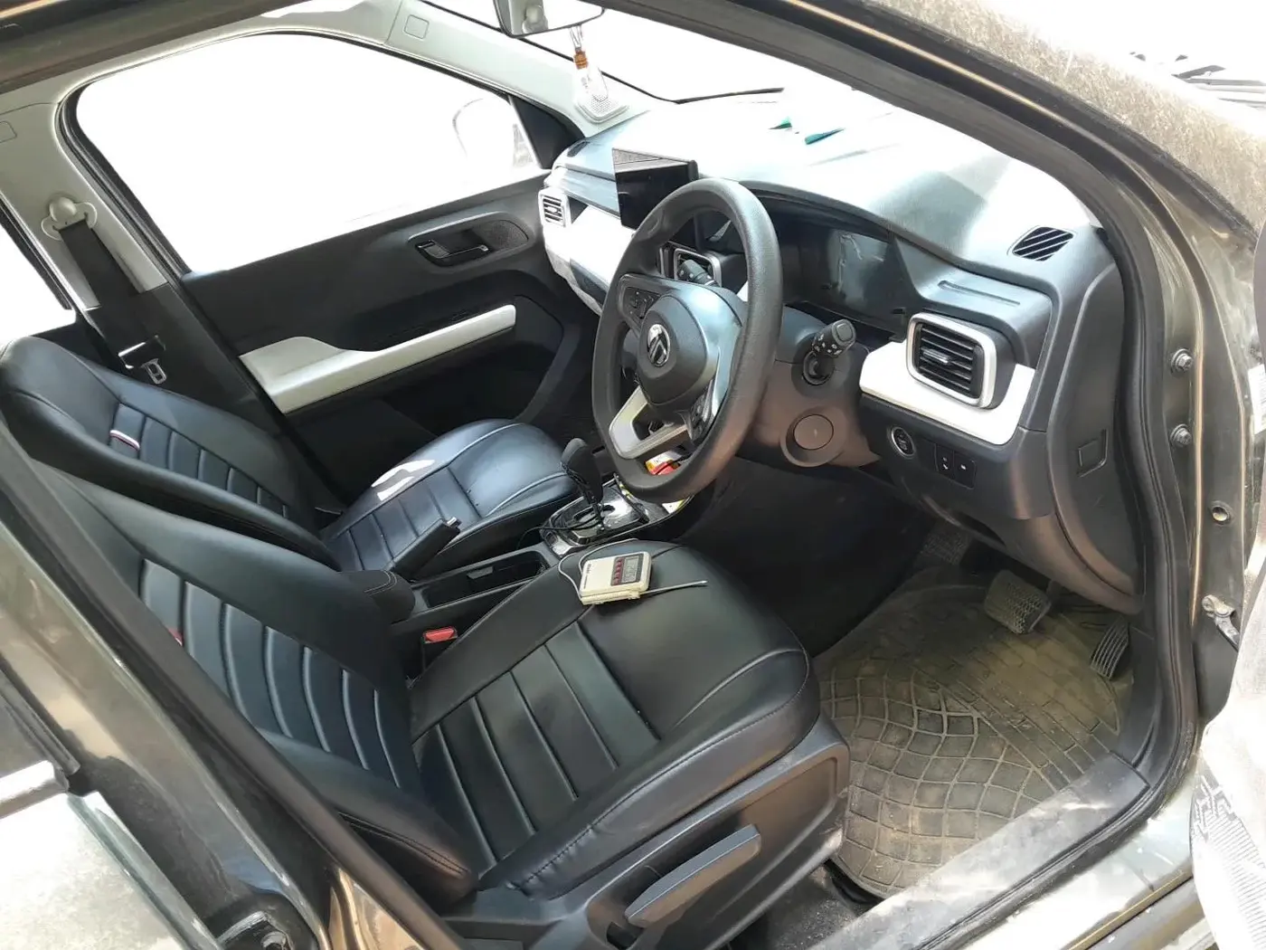 2025 Tata PUNCH Accomplished Plus AMT, Petrol, Automatic, 35,700 km, interior