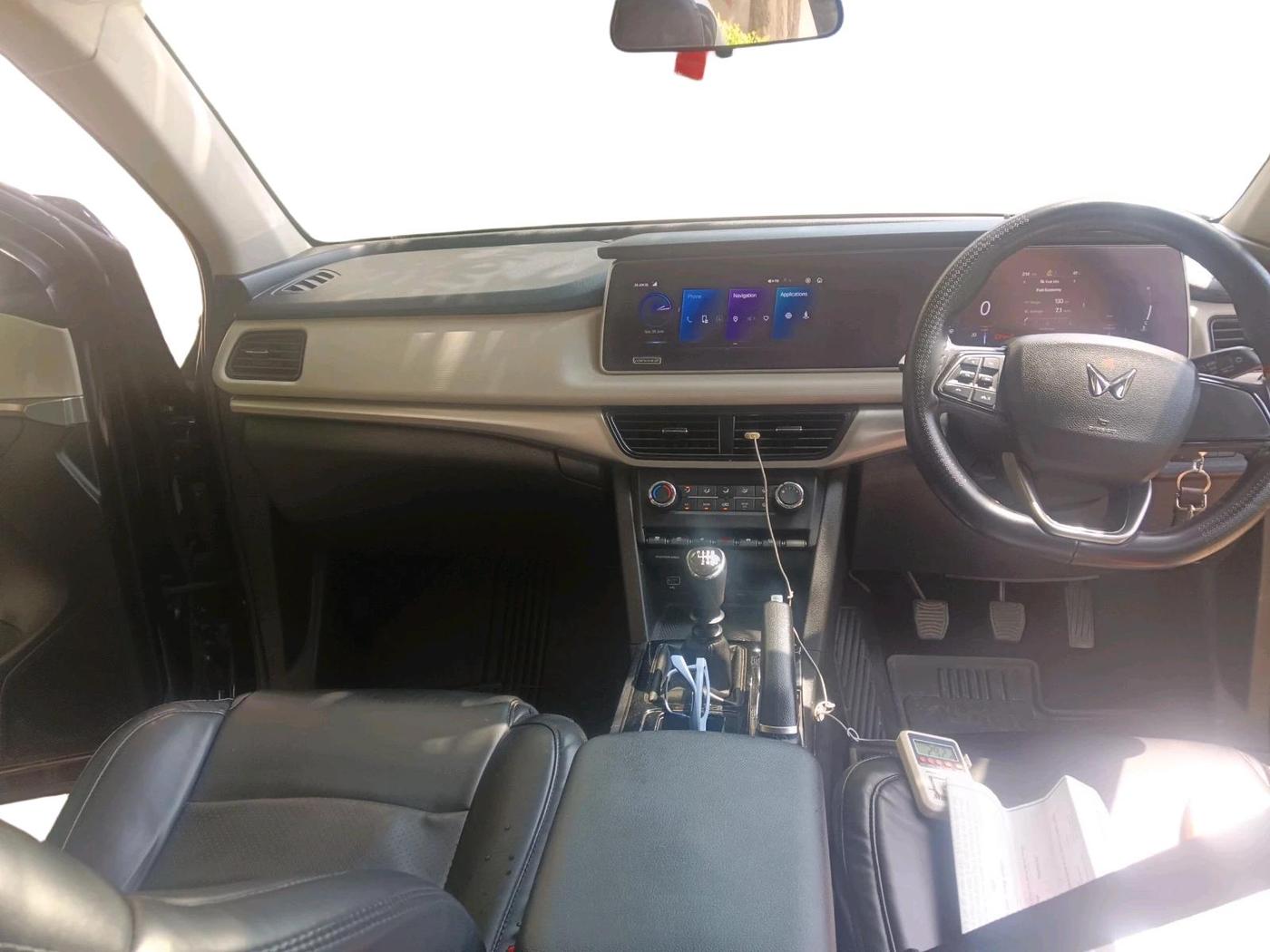 2022 Mahindra XUV700 AX 3 D MT 7 STR, Diesel, Manual, 69,942 km, interior