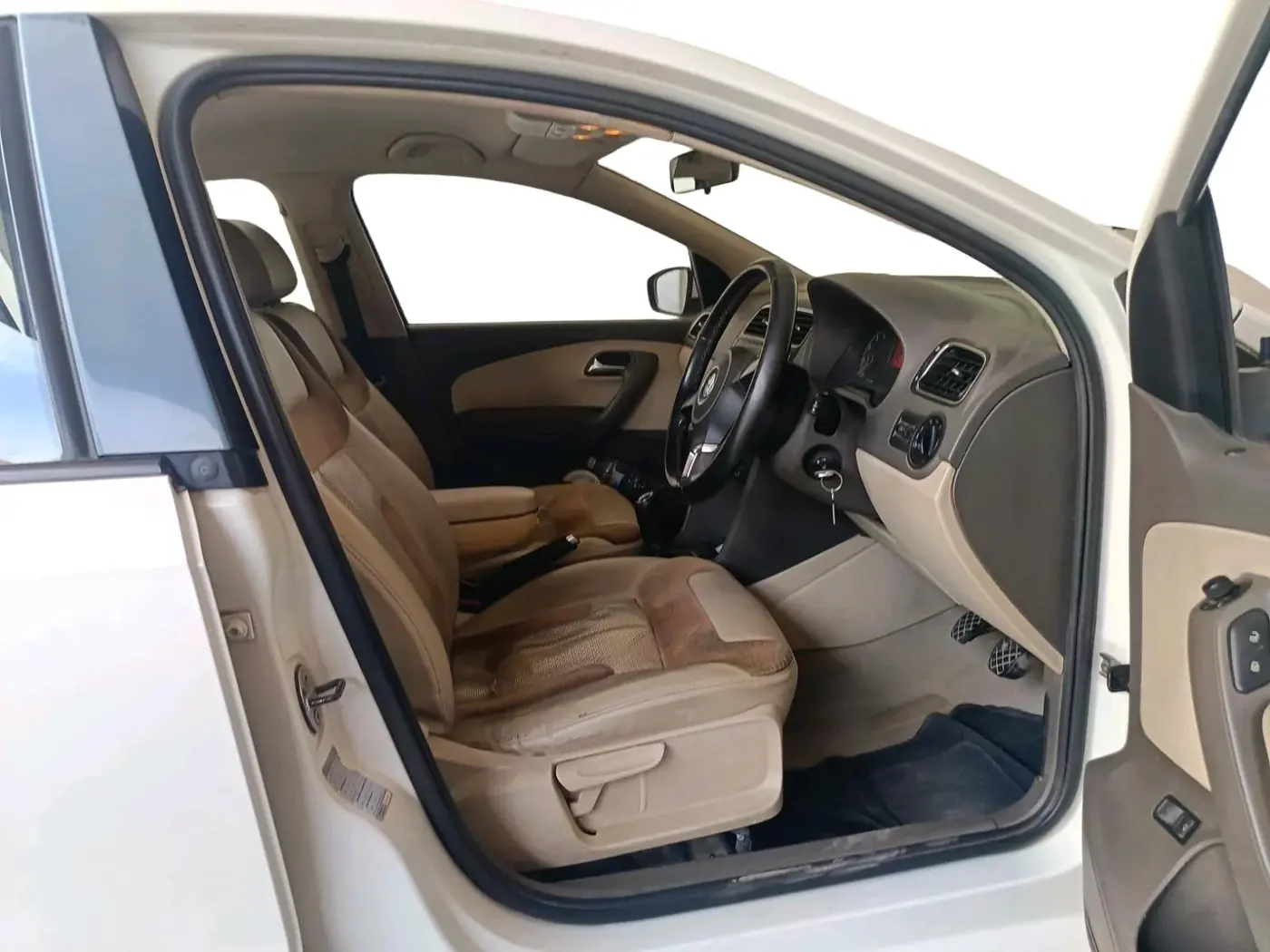 2011 Volkswagen Vento HIGHLINE 1.6 MPI, Petrol, Manual, 72,424 km, interior