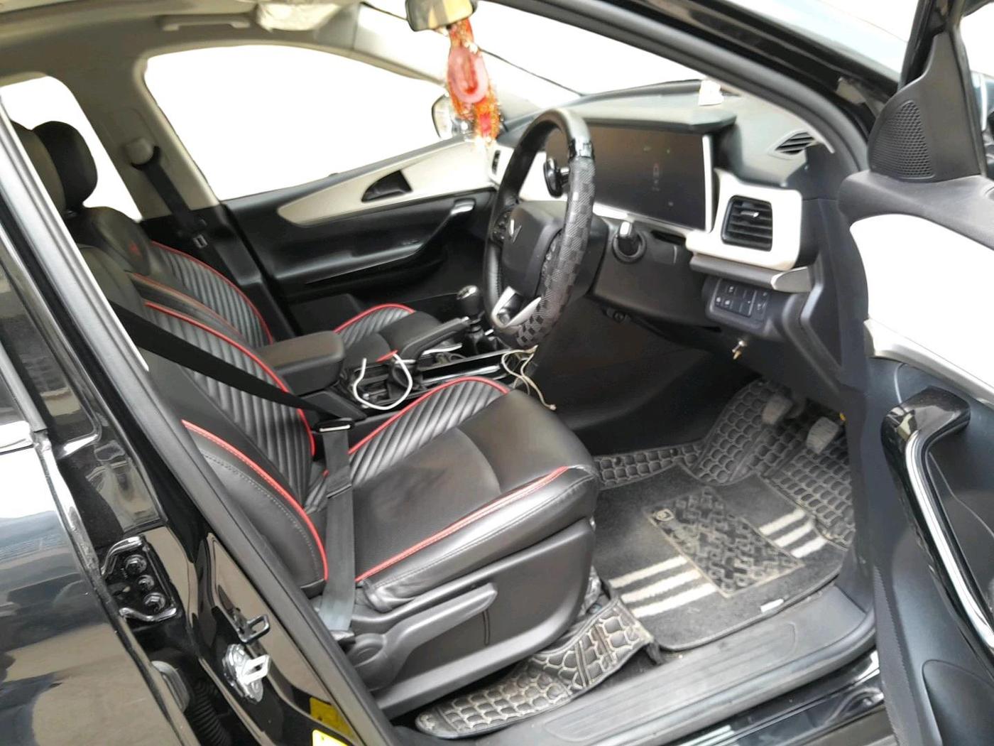 2025 Mahindra XUV700 AX 5 D MT 7 STR, Diesel, Manual, 31,218 km, interior