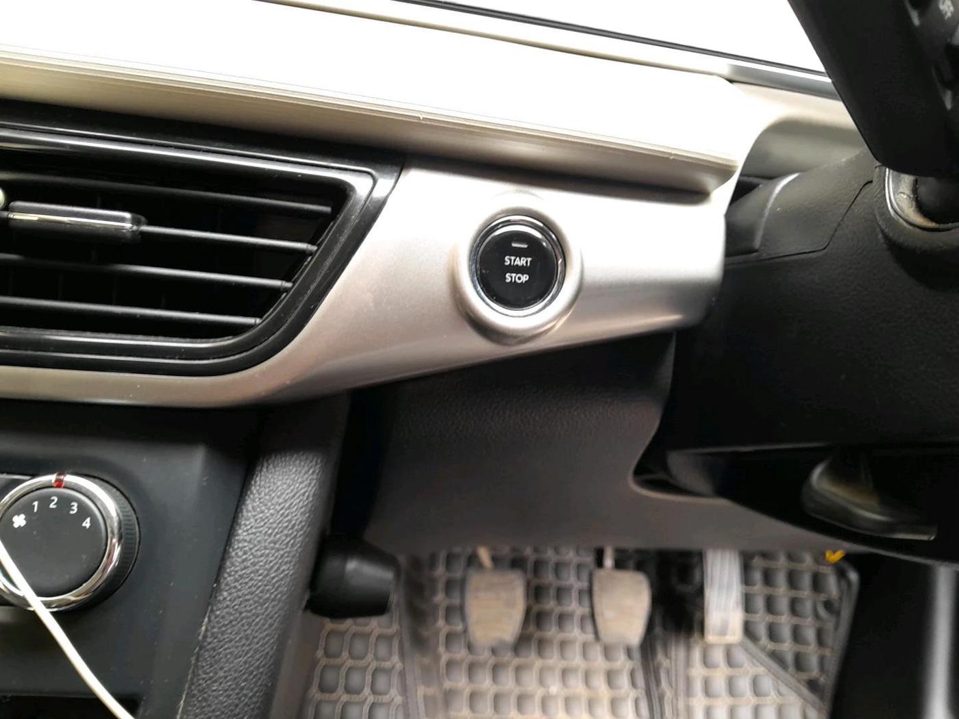 2025 Mahindra XUV700 AX 5 D MT 7 STR, Diesel, Manual, 31,218 km, interior