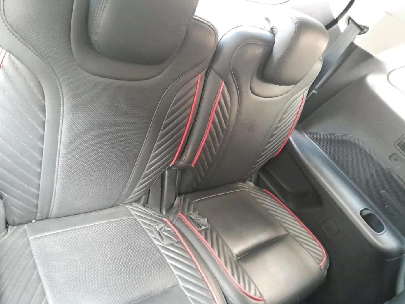 2025 Mahindra XUV700 AX 5 D MT 7 STR, Diesel, Manual, 31,218 km, interior