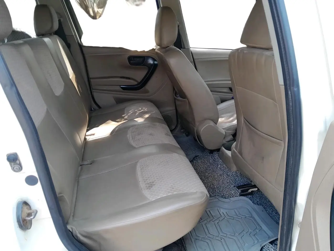2016 Mahindra TUV300 T6, Diesel, Manual, 1,12,872 km, interior