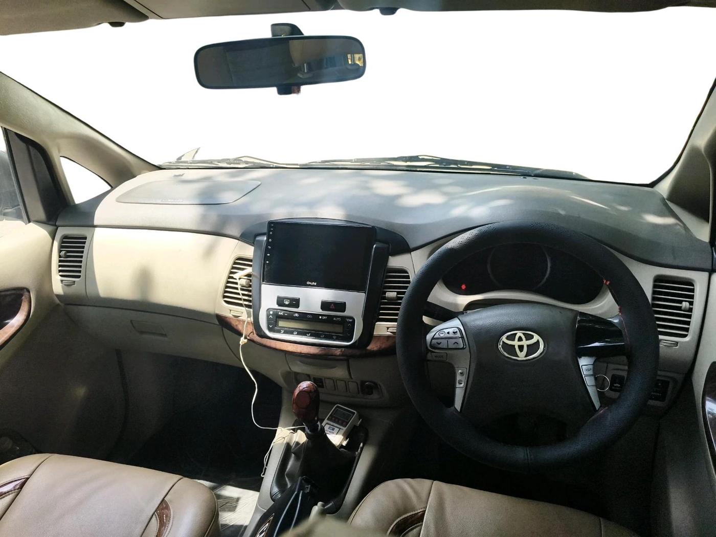 2012 Toyota Innova VX 2.5 8 STR, Diesel, Manual, 1,73,695 km, interior