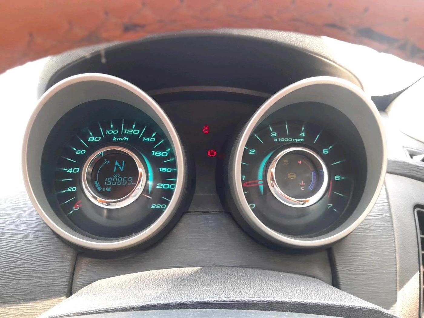 2016 Mahindra XUV500 W10, Diesel, Manual, 1,90,869 km, interior