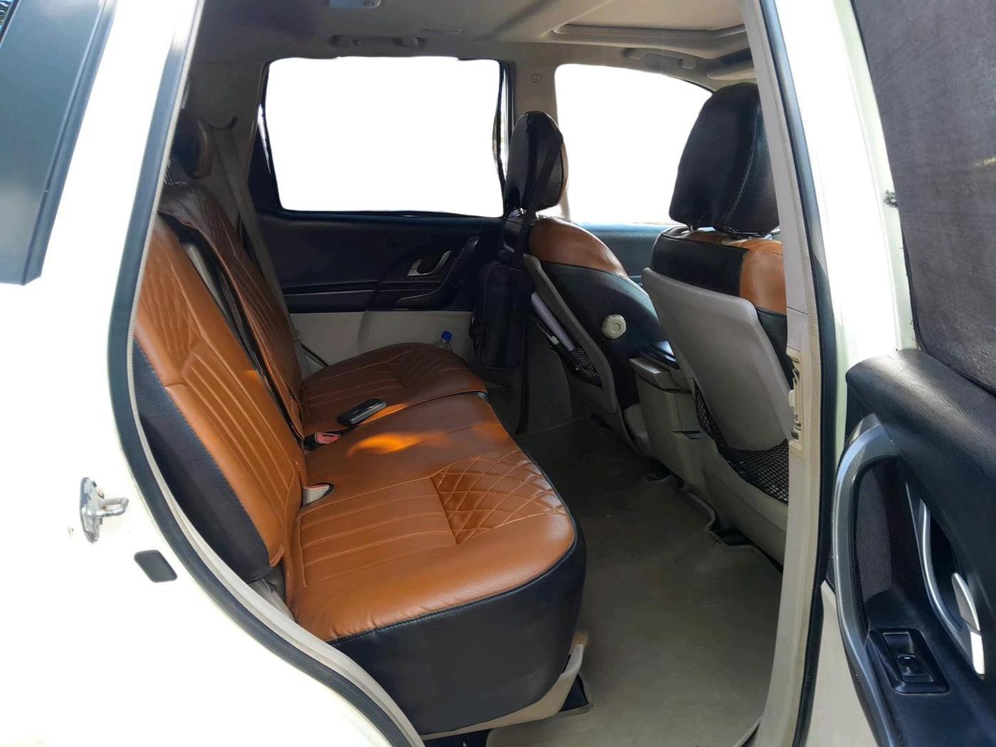 2016 Mahindra XUV500 W10, Diesel, Manual, 1,90,869 km, interior