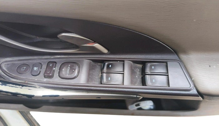 2013 Mahindra XUV500 W8, Diesel, Manual, 1,65,887 km, interior