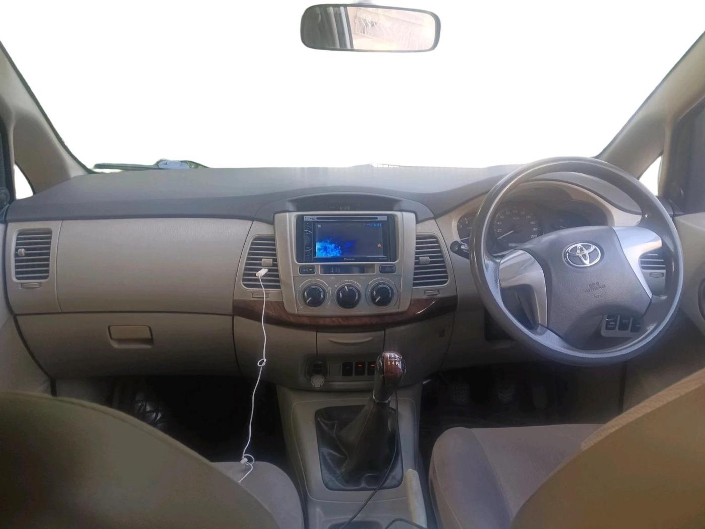 2013 Toyota Innova 2.5 G 8 STR, Diesel, Manual, 2,24,459 km, interior