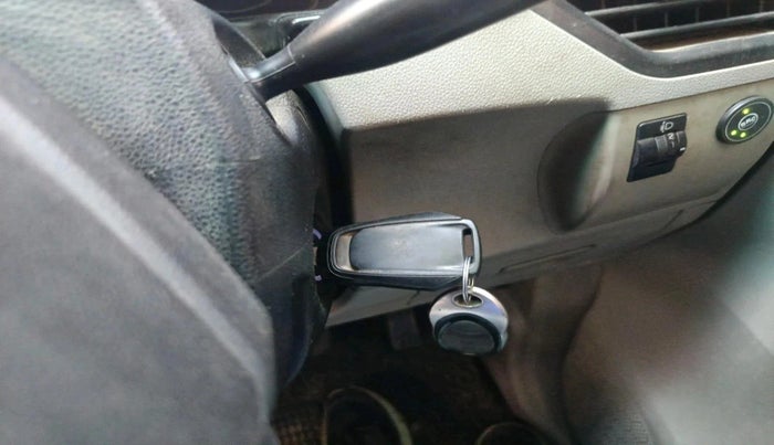 2017 Mahindra Kuv100 K2 6 STR, CNG, Manual, 97,472 km, interior