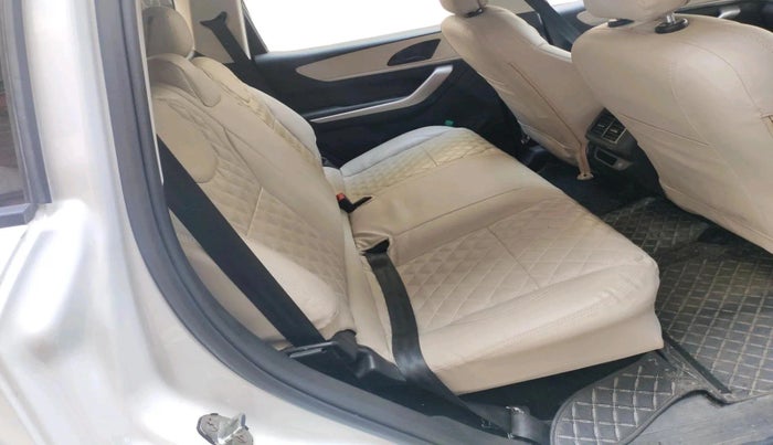 2022 Mahindra XUV700 AX 3 P MT 5 STR, Petrol, Manual, 30,124 km, interior