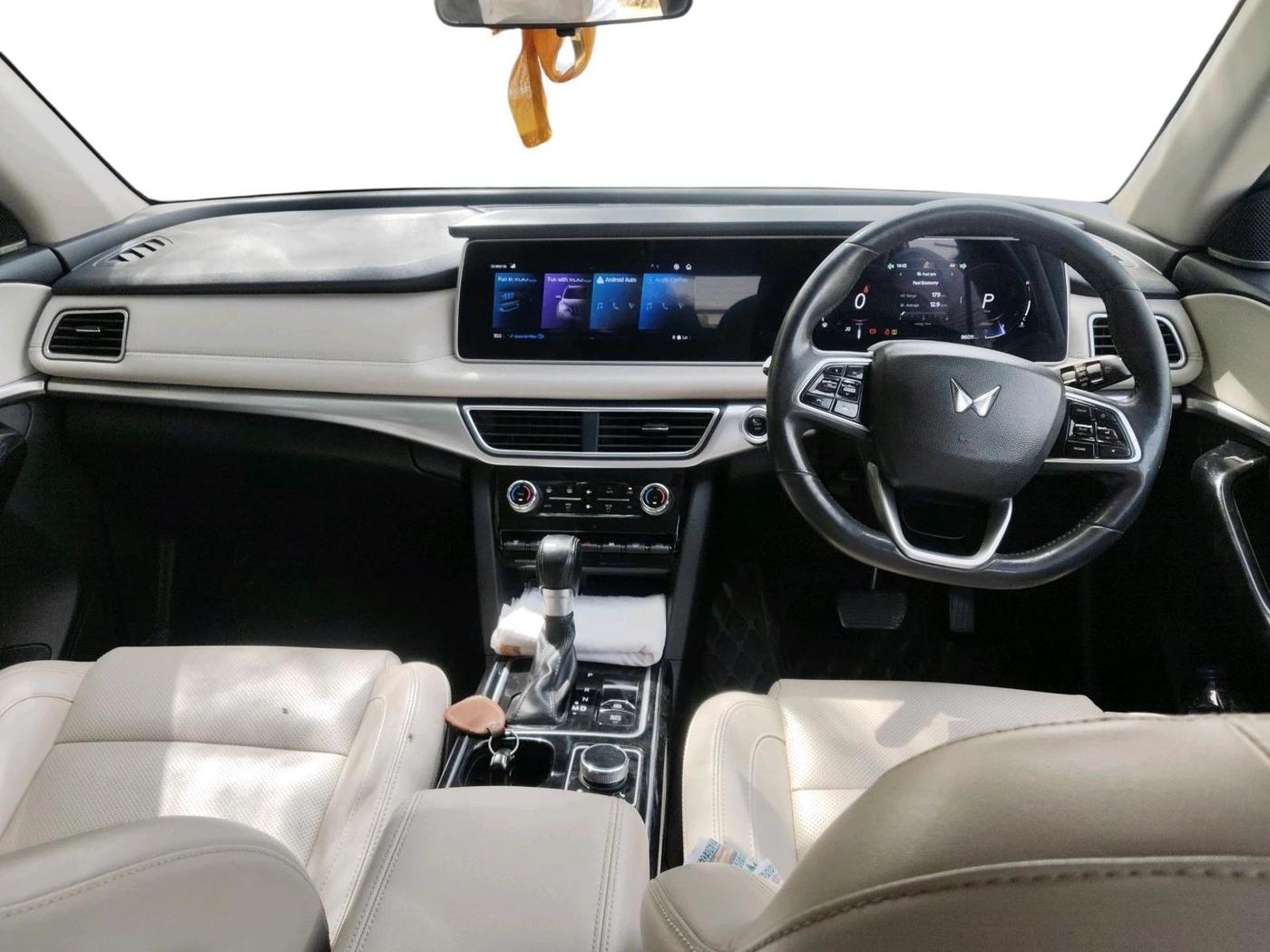 2022 Mahindra XUV700 AX 7 LUXURY D AT 7 STR, Diesel, Automatic, 96,011 km, interior