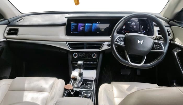 2022 Mahindra XUV700 AX 7 LUXURY D AT 7 STR, Diesel, Automatic, 96,011 km, interior