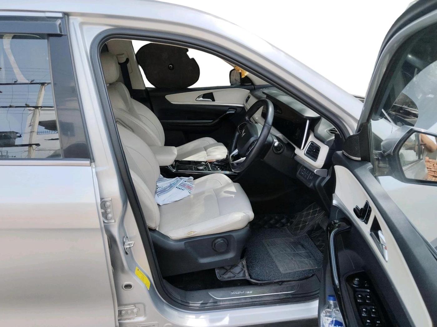 2022 Mahindra XUV700 AX 7 LUXURY D AT 7 STR, Diesel, Automatic, 96,011 km, interior