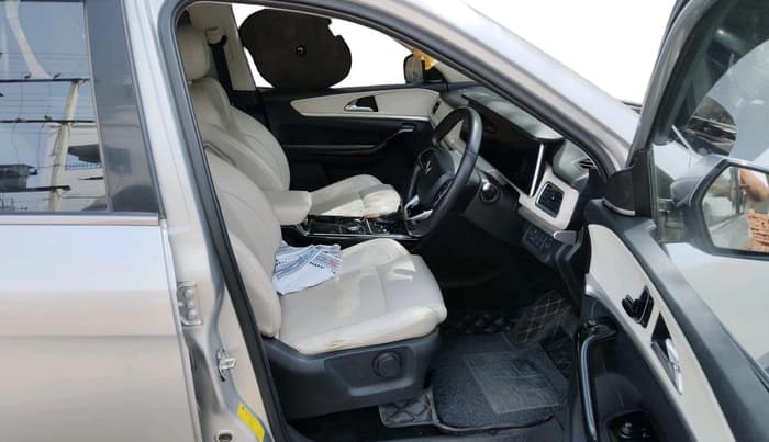 2022 Mahindra XUV700 AX 7 LUXURY D AT 7 STR, Diesel, Automatic, 96,011 km, interior
