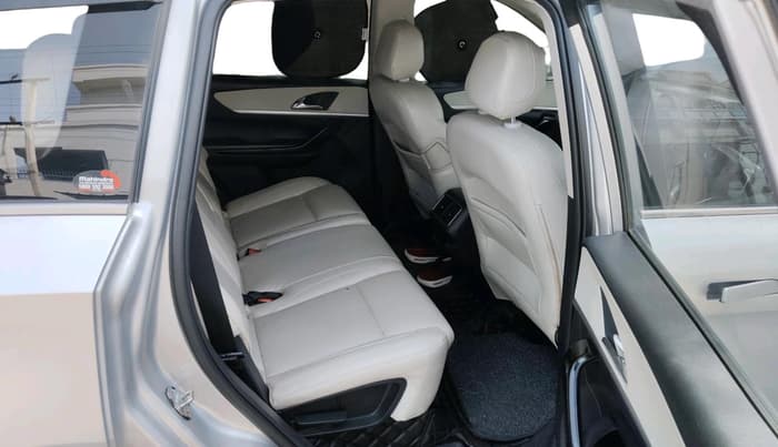 2022 Mahindra XUV700 AX 7 LUXURY D AT 7 STR, Diesel, Automatic, 96,011 km, interior