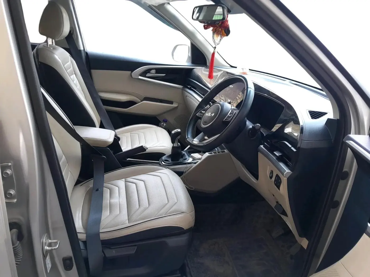 2023 KIA CARENS LUXURY 1.5 TURBO PETROL IMT 7 STR, Petrol, Manual, 60,073 km, interior