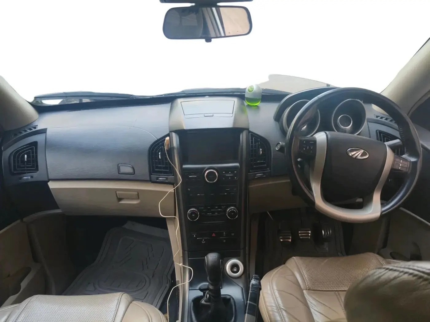 2016 Mahindra XUV500 W10, Diesel, Manual, 2,05,485 km, interior