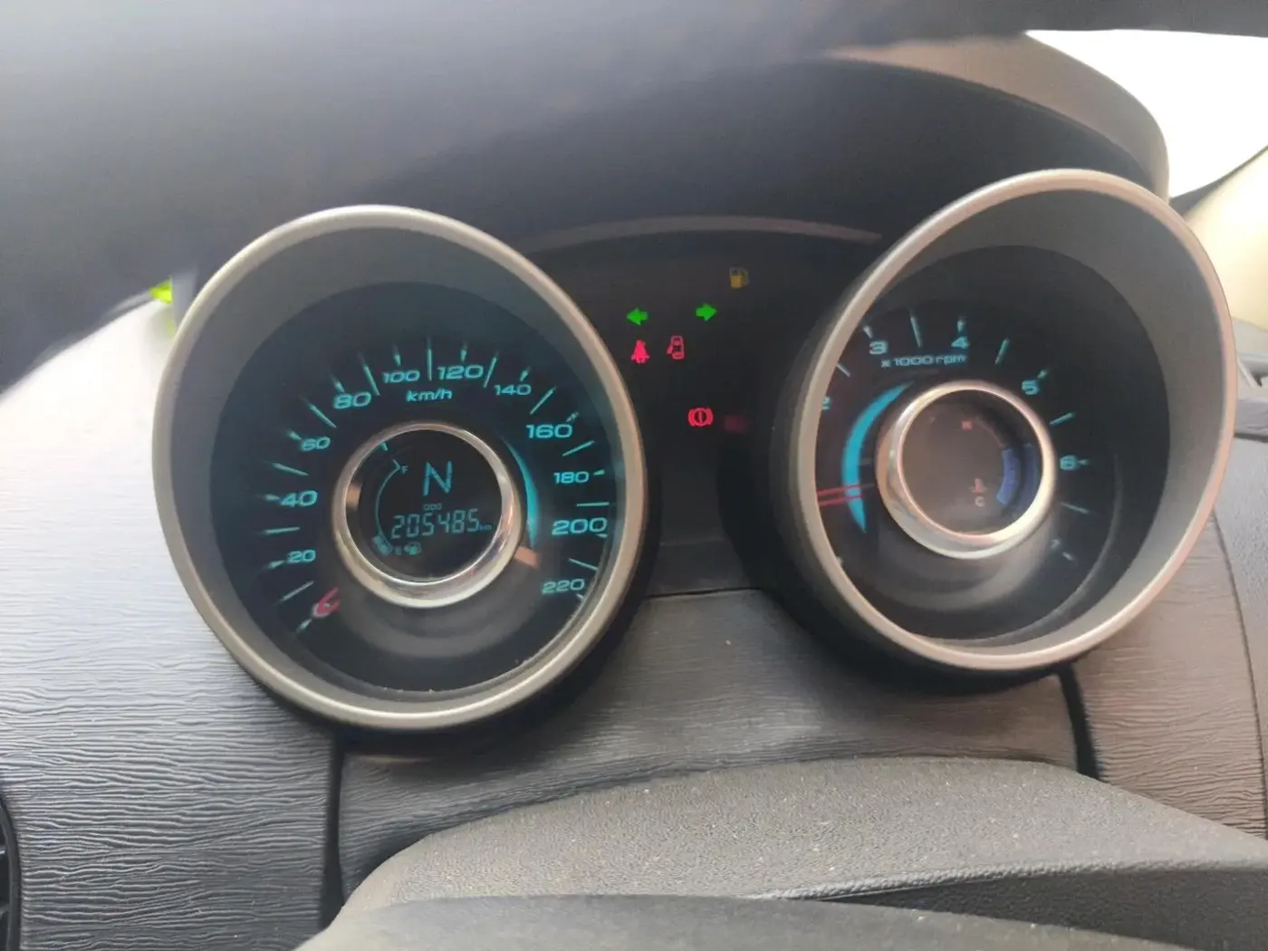 2016 Mahindra XUV500 W10, Diesel, Manual, 2,05,485 km, interior