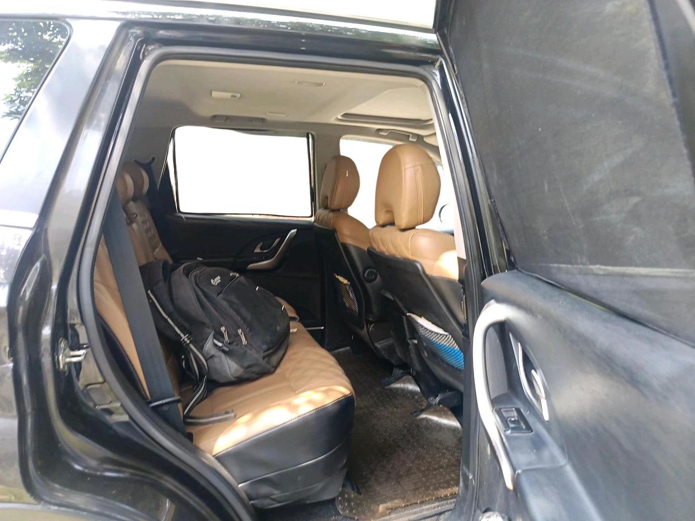 2018 Mahindra XUV500 W9, Diesel, Manual, 80,000 km, interior