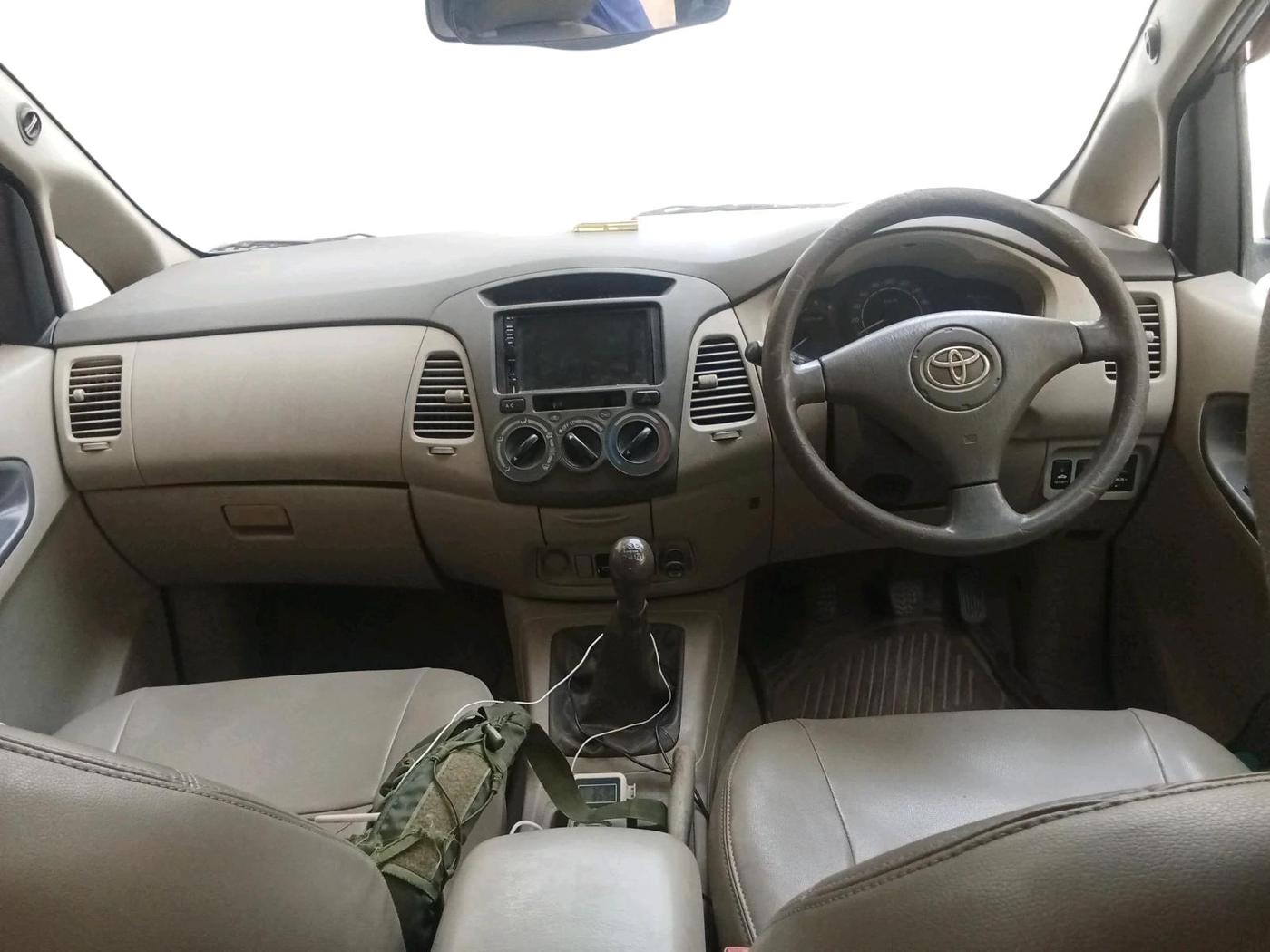 2011 Toyota Innova 2.5 G4 8 STR, Diesel, Manual, 1,44,237 km, interior