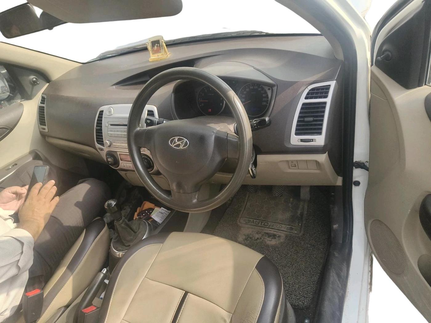 2011 Hyundai i20 MAGNA 1.2, Petrol, Manual, 2,03,034 km, interior