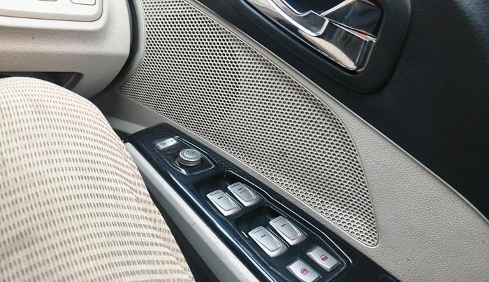 2021 Mahindra XUV300 W8 (O) 1.2 PETROL, Petrol, Manual, 60,857 km, interior