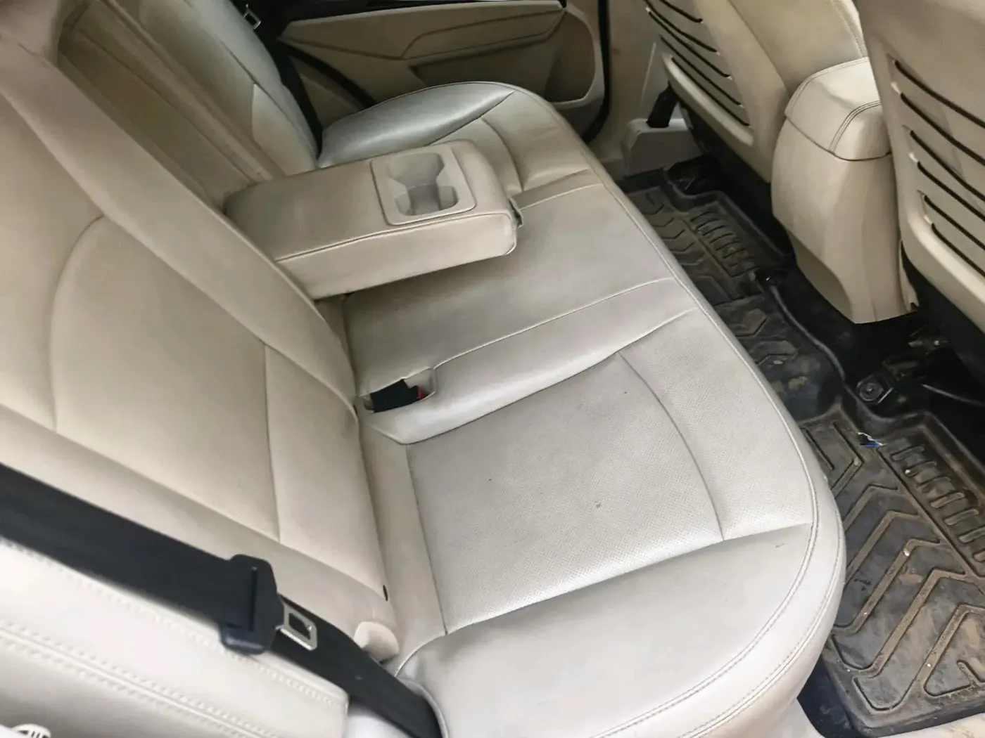 2021 Mahindra XUV300 W8 (O) 1.2 PETROL, Petrol, Manual, 60,857 km, interior