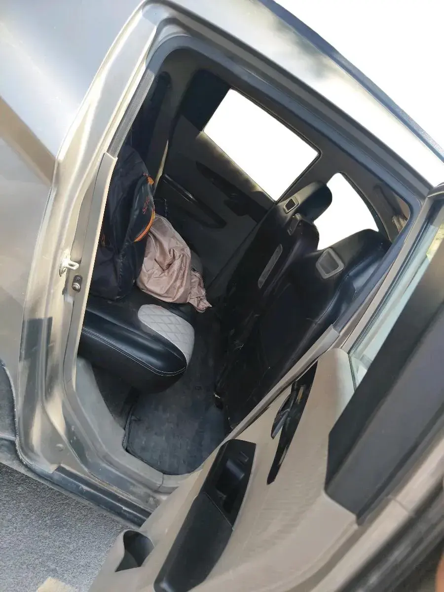 2017 Mahindra Kuv100 K4 D 6 STR, Diesel, Manual, 80,571 km, interior