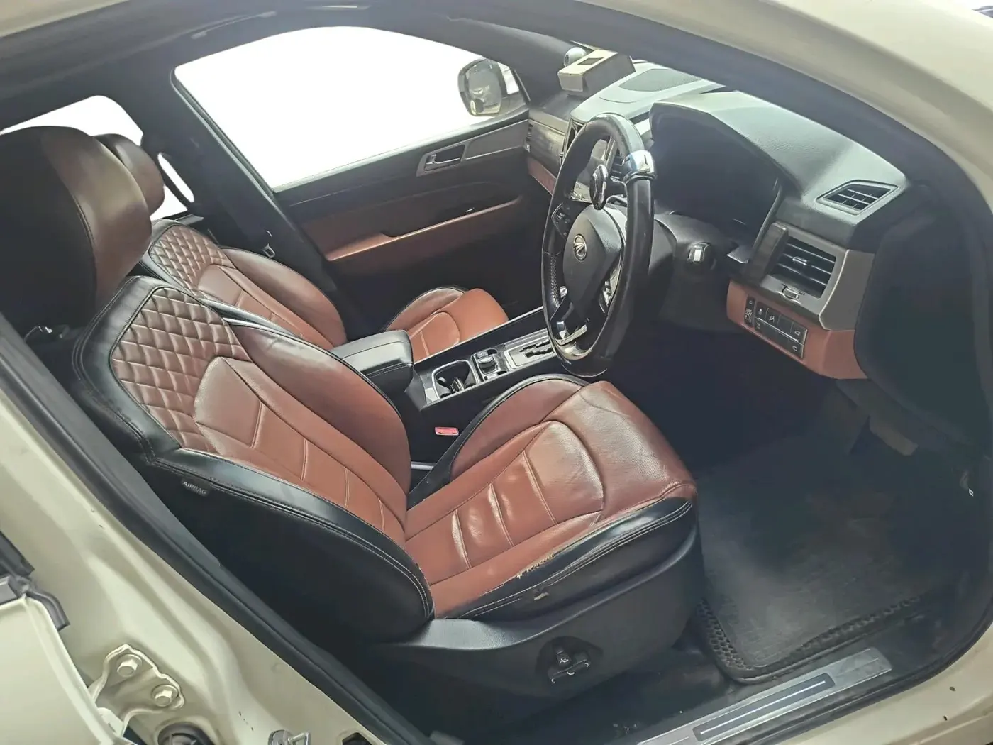2019 Mahindra ALTURAS G4 4WD AT, Diesel, Automatic, 1,59,728 km, interior
