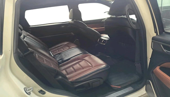 2019 Mahindra ALTURAS G4 4WD AT, Diesel, Automatic, 1,59,728 km, interior