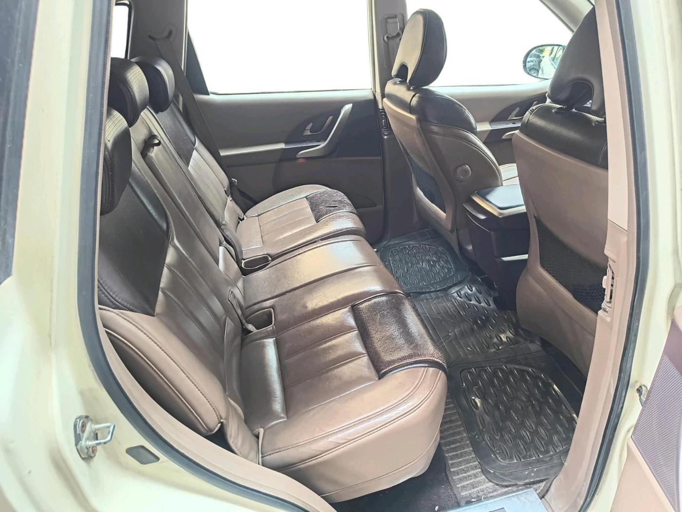 2015 Mahindra XUV500 W8, Diesel, Manual, 90,000 km, interior