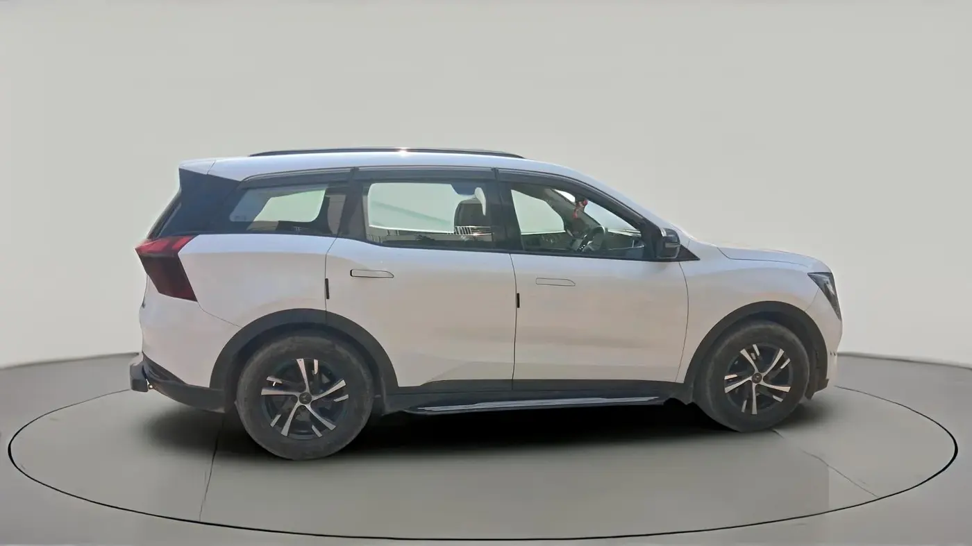 2022 Mahindra XUV700 AX 5 P MT 5 STR, Petrol, Manual, 32,295 km, exterior